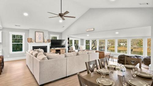 Westport House | Dock Days by AvantStay Swimming Platform Dock