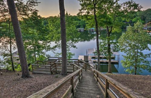 Mid America House | Dock, Hot Tub and Kayaks Luxe Hot Springs Lakehouse