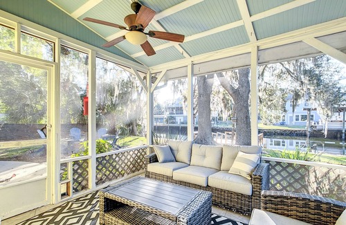 Crystal River House | Dock Kayaks Manatees Waterfront 3/2 <2mi to Downtown Pet Friendly