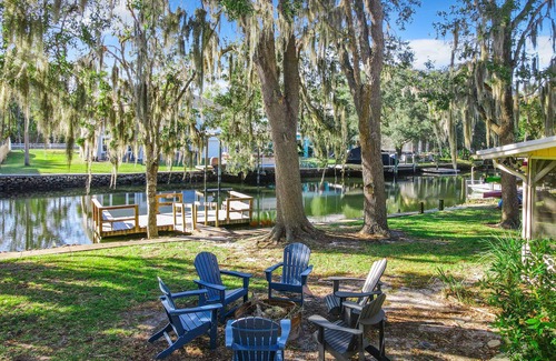Crystal River House | Dock Kayaks Manatees Waterfront 3/2 <2mi to Downtown Pet Friendly