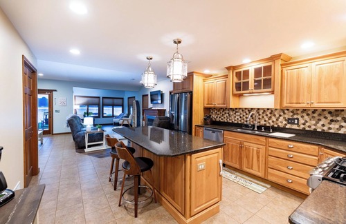 Bristol House | Dockside Daze | Lakefront + Hot Tub