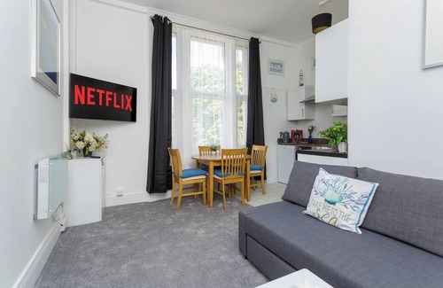 Portsmouth Apartment | Dockyard Dreams - Close to Gunwharf!