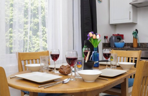 Portsmouth Apartment | Dockyard Dreams - Close to Gunwharf!