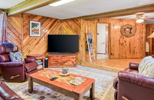 Eagle Nest Cabin | Dog-friendly cabin with lake & mountain views & washer/dryer