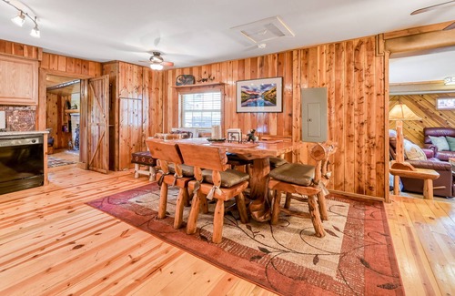 Eagle Nest Cabin | Dog-friendly cabin with lake & mountain views & washer/dryer