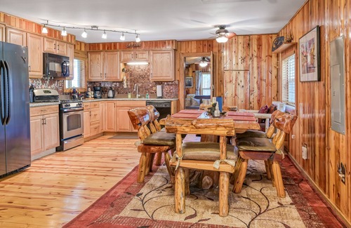 Eagle Nest Cabin | Dog-friendly cabin with lake & mountain views & washer/dryer
