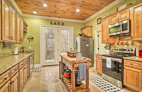 Sharps Chapel House | Dog-Friendly Family Home Steps to Norris Lake