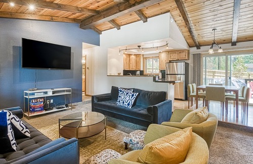 Mountain View Estates House | Dog-friendly home with high-speed WiFi, mountain view & wood-burning fireplace