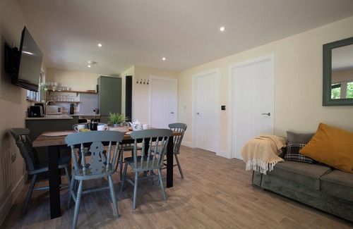 Toppesfield Cabin | Dog-Friendly Luxury Lodge: Retreat from City to Country Bliss with Hot Tub