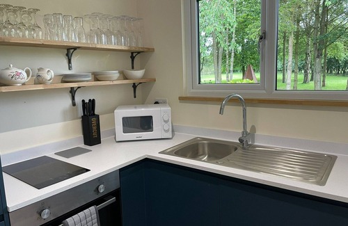 Toppesfield Cabin | Dog-Friendly Luxury Lodge: Retreat from City to Country Bliss with Hot Tub