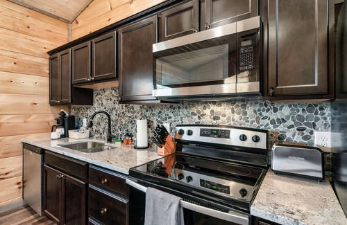 Sevierville Cabin | Dog Friendly/Only 4 mi to Dollywood/HotTub/Arcade/Mountain View/Great Location