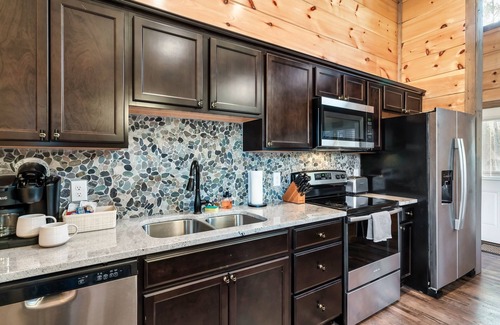 Sevierville Cabin | Dog Friendly/Only 4 mi to Dollywood/HotTub/Arcade/Mountain View/Great Location