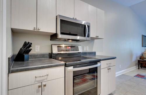 Pensacola Heights Apartment | Dog-Friendly Pensacola Duplex ~ 7 Mi to Downtown