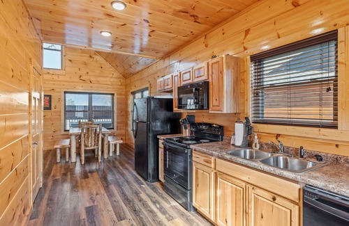 Pigeon Forge Cabin | Dolly Bear Hideaway is a beautiful log cabin located less than a mile from the Pigeon Forge strip!