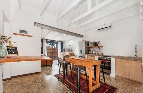 Umhlali Apartment | Dolphin Coast Doll House - quaint cottage close to the beach!