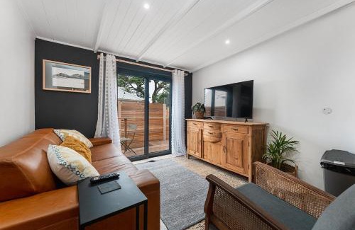 Umhlali Apartment | Dolphin Coast Doll House - quaint cottage close to the beach!