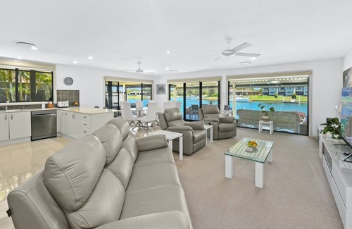 Port Macquarie House | Dolphin Way On The Canal - outdoor spa, private jetty