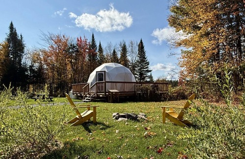 Saint-Gabriel-de-Valcartier House | Dome # 4 with a view to the forest.