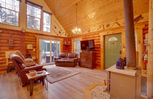 Wagon Wheel House | Donnelly Cabin with Private Deck Near Lake Cascade!