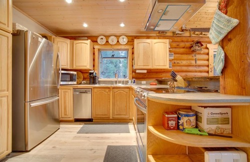 Wagon Wheel House | Donnelly Cabin with Private Deck Near Lake Cascade!