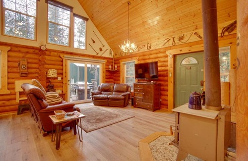 Wagon Wheel House | Donnelly Cabin with Private Deck Near Lake Cascade!