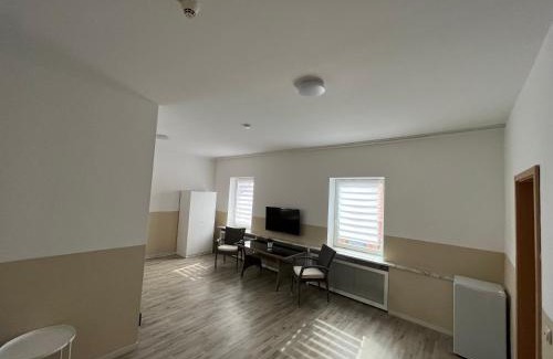 Meine House | Doppelzimmer mit Bad- Fernseher