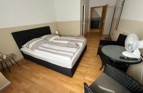 Meine House | Doppelzimmer mit Bad-TV-Külschrank 9