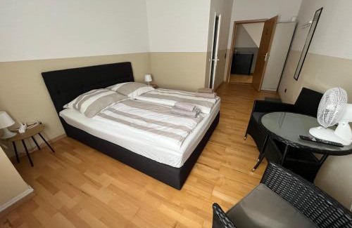 Meine House | Doppelzimmer mit Bad-TV-Külschrank 9