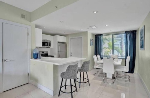 West Avenue Condo | Double 4BD/4BA South Beach Villa Monaco W/Balcony