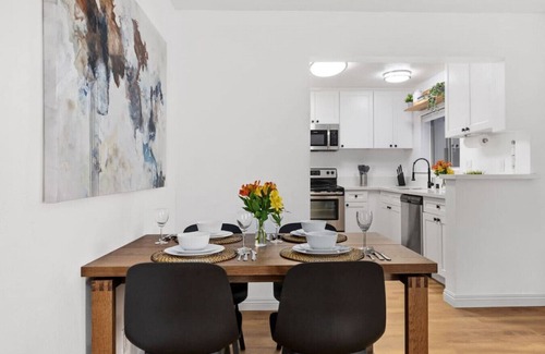 Alamitos Beach Apartment | Double King Suite with Patio Dining and Parking