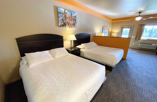 Spring Brook Hotel | Double Queen Hotel Room @ Spring Brook Resort