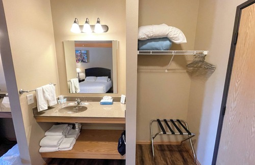 Spring Brook Hotel | Double Queen Hotel Room @ Spring Brook Resort