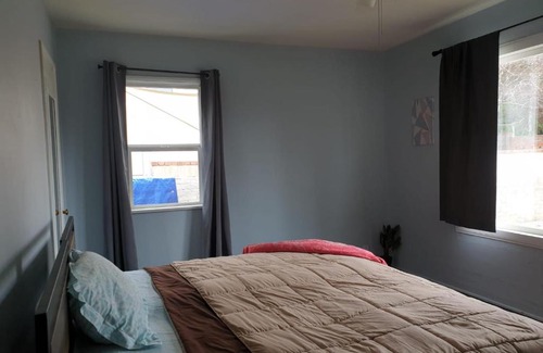 Riverside House | Double TwinBed/Private Room in a Charming bungalow