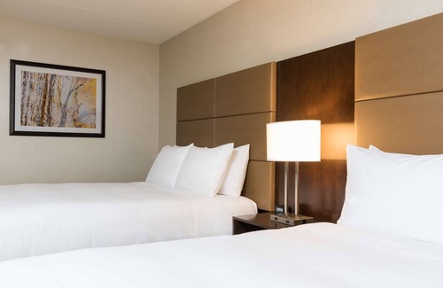 Russell Hotel | Doubletree by Hilton Pleasant Prairie Kenosha