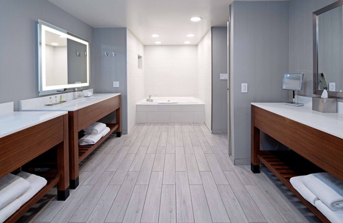 Bakersfield Hotel | DoubleTree by Hilton Hotel Bakersfield