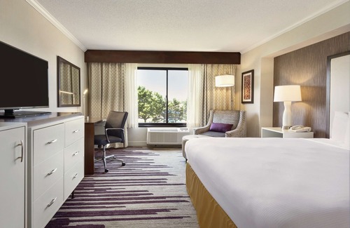 Brookfield Hotel | DoubleTree by Hilton Milwaukee - Brookfield