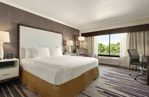 Brookfield Hotel | DoubleTree by Hilton Milwaukee - Brookfield