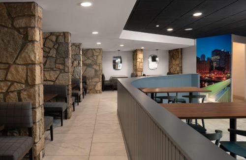 Moon Township Hotel | DoubleTree by Hilton Pittsburgh Airport