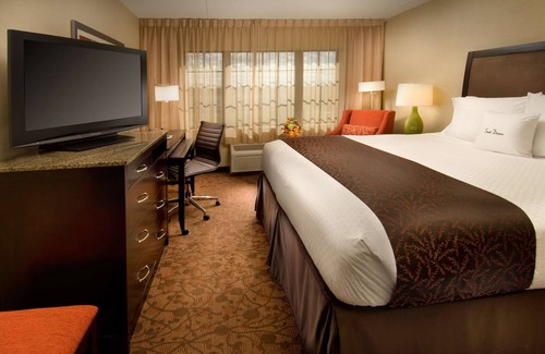 Dulles Town Center Hotel | DoubleTree by Hilton Sterling - Dulles Airport