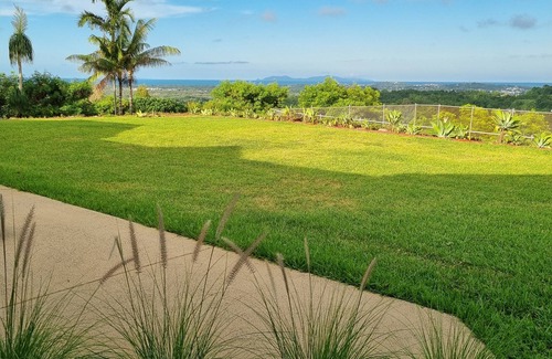 Nindaroo House | Doug's Place - Spectacular Views + Tennis Court