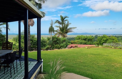 Nindaroo House | Doug's Place - Spectacular Views + Tennis Court