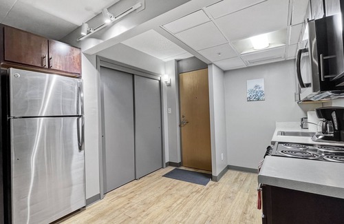 Downtown Des Moines Apartment | Downtown 1BR Gem Steps Away from Wells Fargo