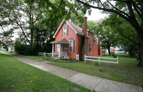 Wabash House | Downtown 2 Bedroom Cottage, Sleeps 6, Walking Distance to Honeywell, Downtown Restaurants, Shopping