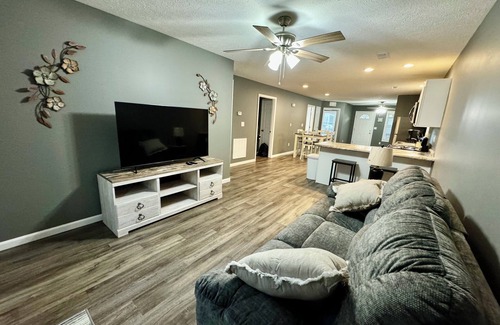Madisonville House | Downtown 2 Bedroom Triplex
