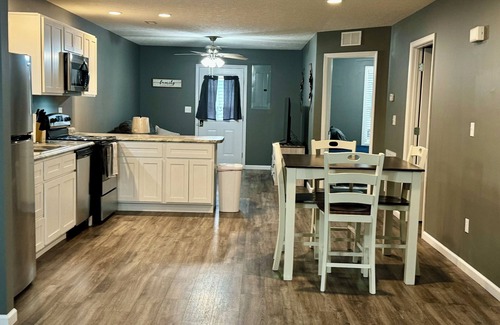 Madisonville House | Downtown 2 Bedroom Triplex
