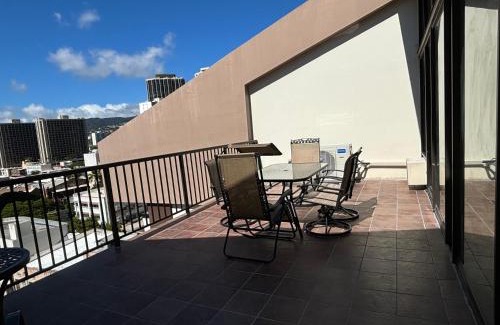 Downtown Honolulu Apartment | Downtown 2BR Huge Patio Free parking WiFi
