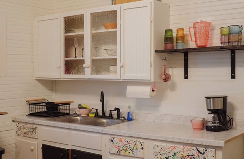 Tupelo House | Downtown -All Shook Up Bungalow -Heart Break Hotel 2br/1b