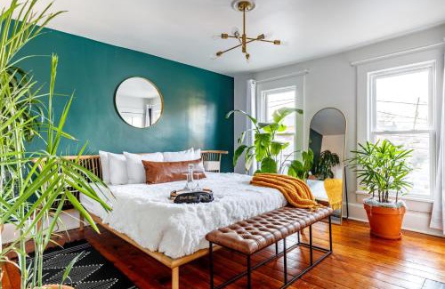 Italian Village House | Downtown Columbus & Short North 2BR Home - Sleeps up to 10 Guests - By Convention Center & Nationwide Arena - Free Parking - Over 5,800 Five Star Stays - Casita Verde by Jungle House