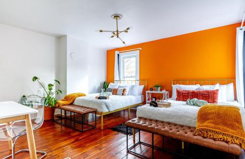 Italian Village House | Downtown Columbus & Short North 2BR Home - Sleeps up to 10 Guests - By Convention Center & Nationwide Arena - Free Parking - Over 5,800 Five Star Stays - Casita Verde by Jungle House