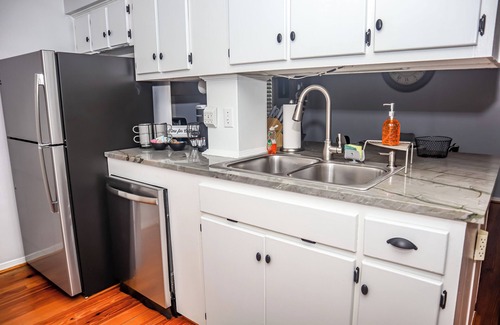 Central Business District Apartment | Downtown Cozy 2 BR Apt - 4min drive MardiGras Park
